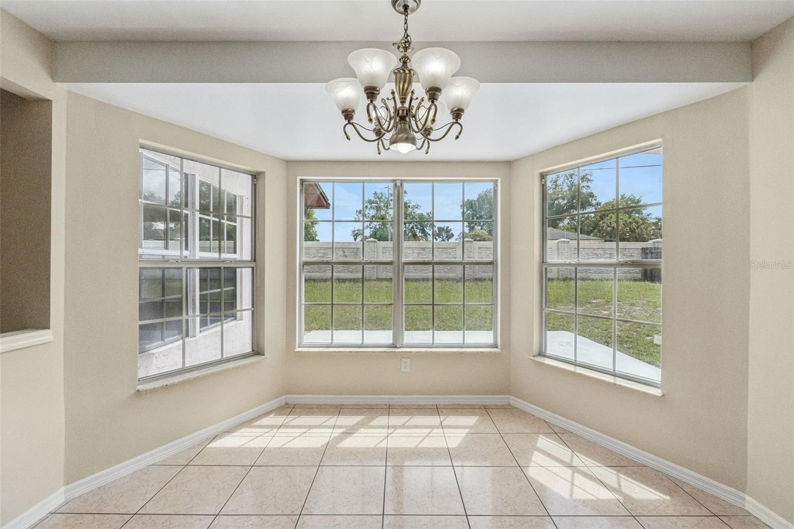 Listing photo id 7 for 4136 Tall Tree Drive