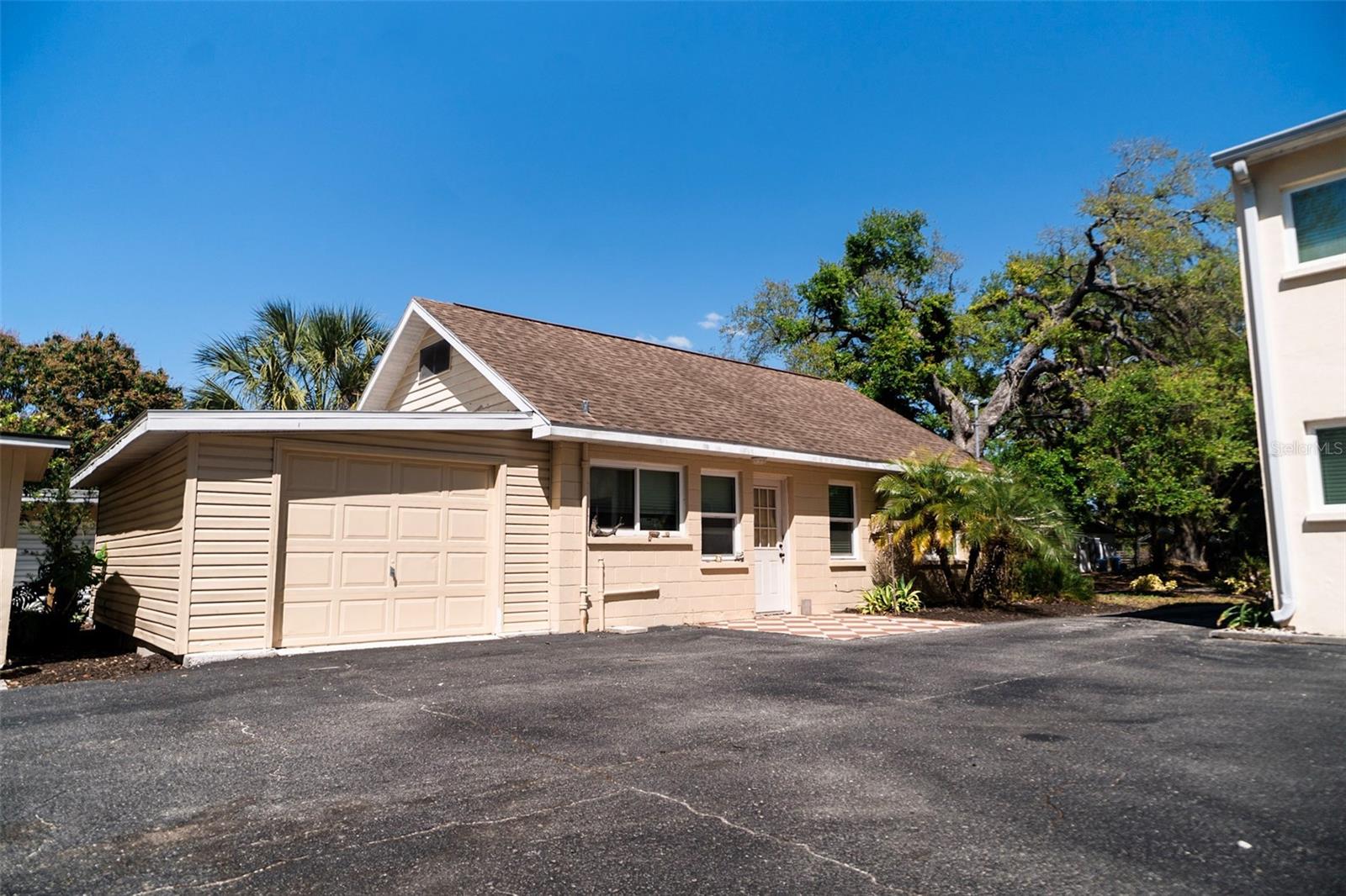 Image 4 of 20 For 400 20th Street E 1-6