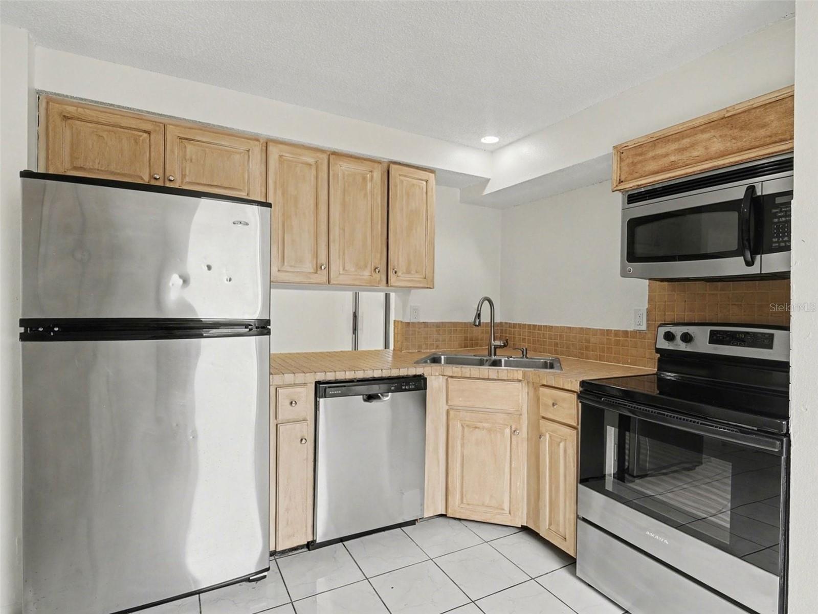 Image 12 of 25 For 4037 Maverick Avenue