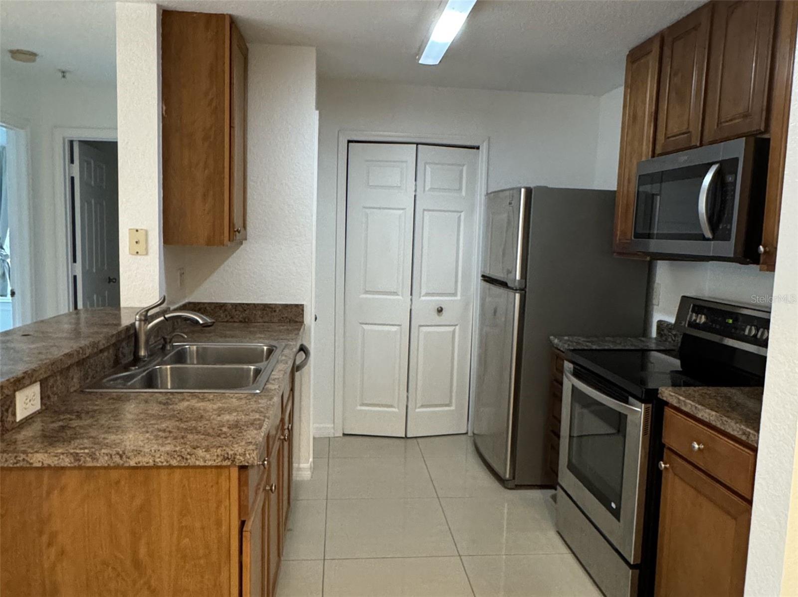 Image 6 of 35 For 5483 Vineland Road 10201