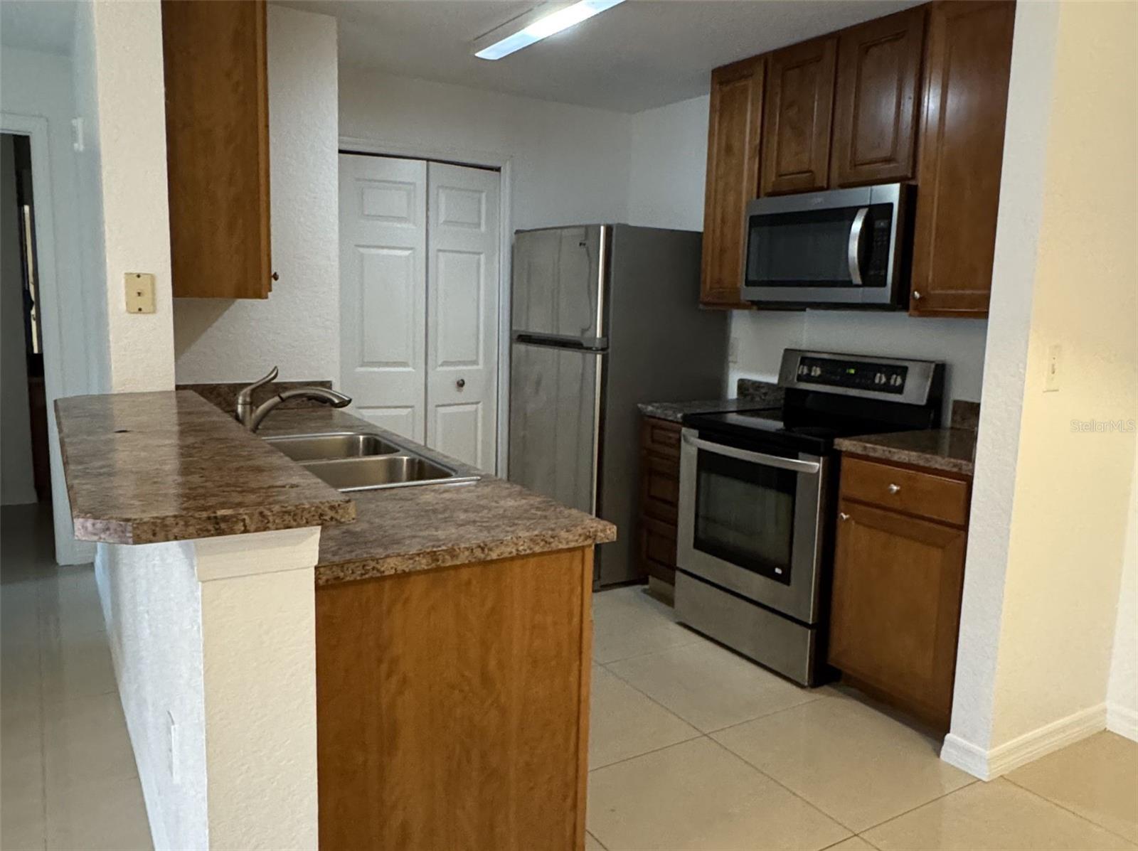 Image 7 of 35 For 5483 Vineland Road 10201