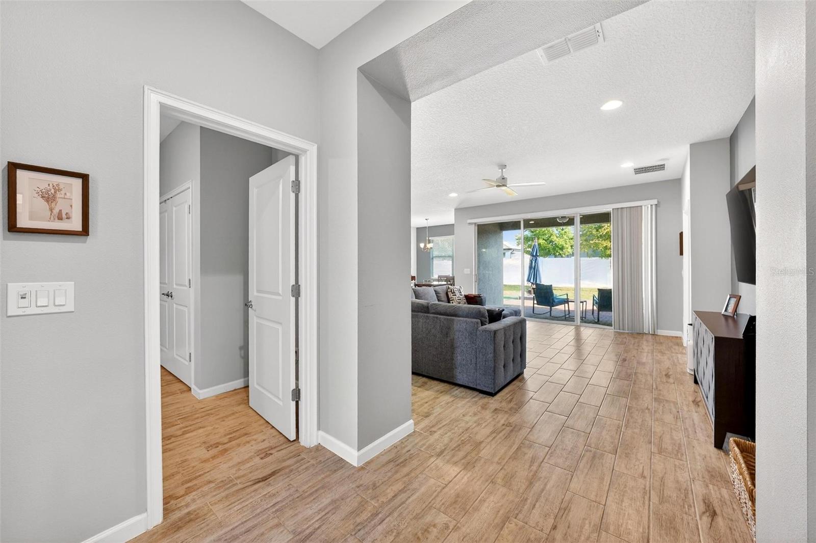 Listing photo id 8 for 887 Lady Bird Lane