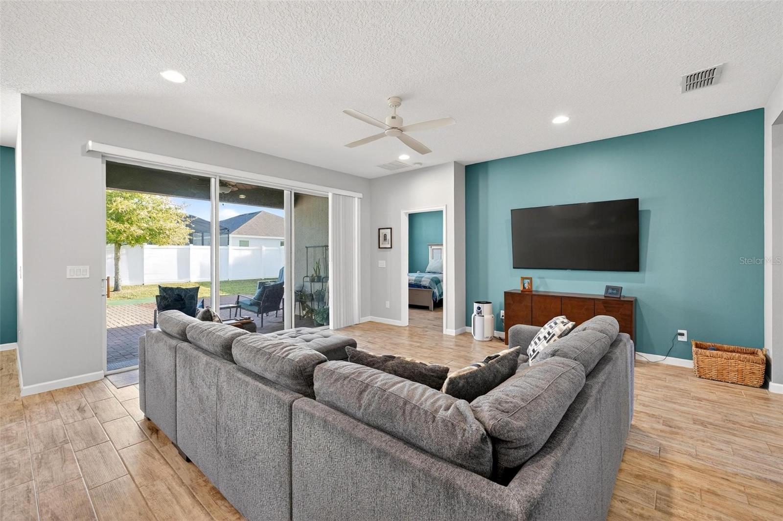 Listing photo id 9 for 887 Lady Bird Lane