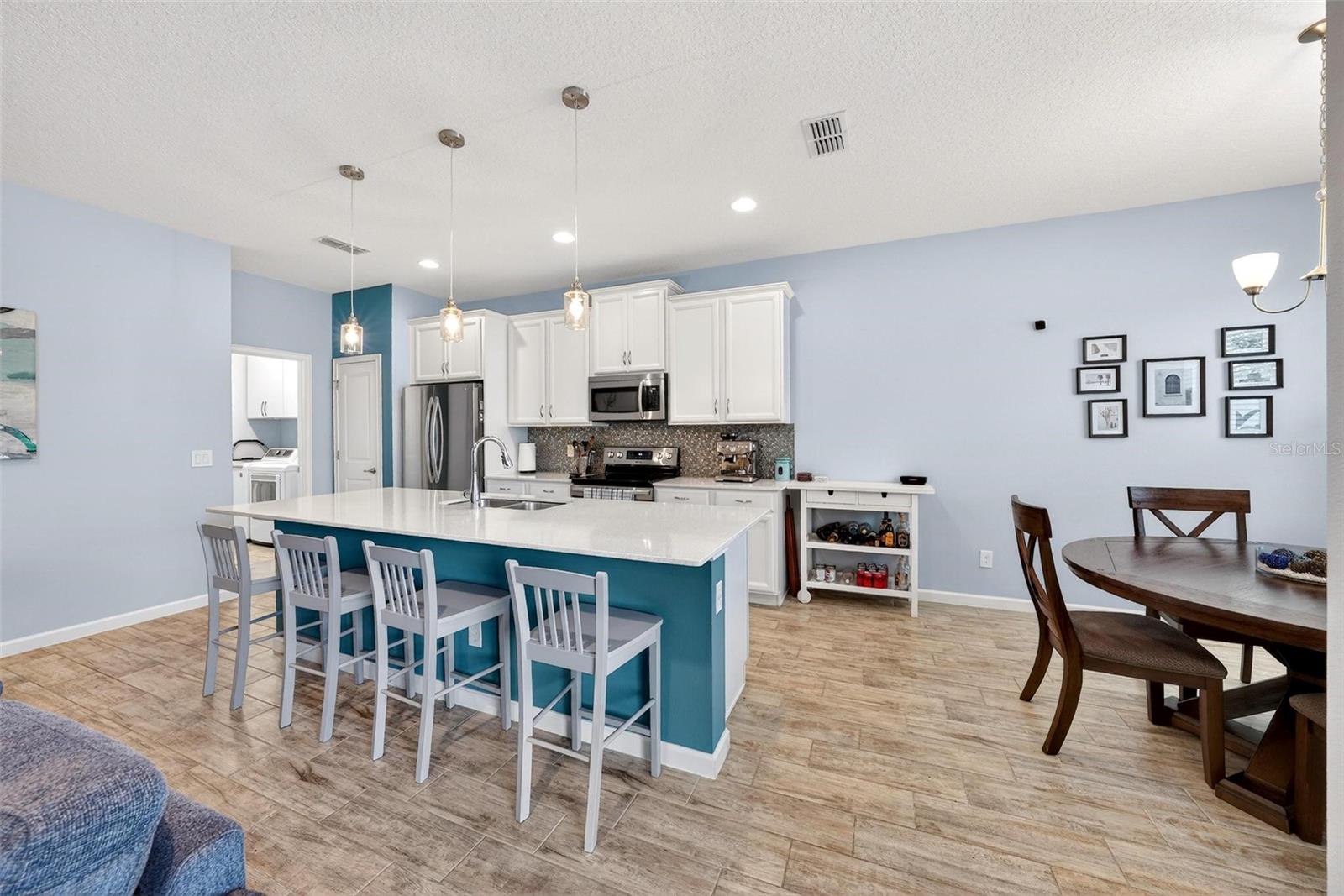 Listing photo id 13 for 887 Lady Bird Lane