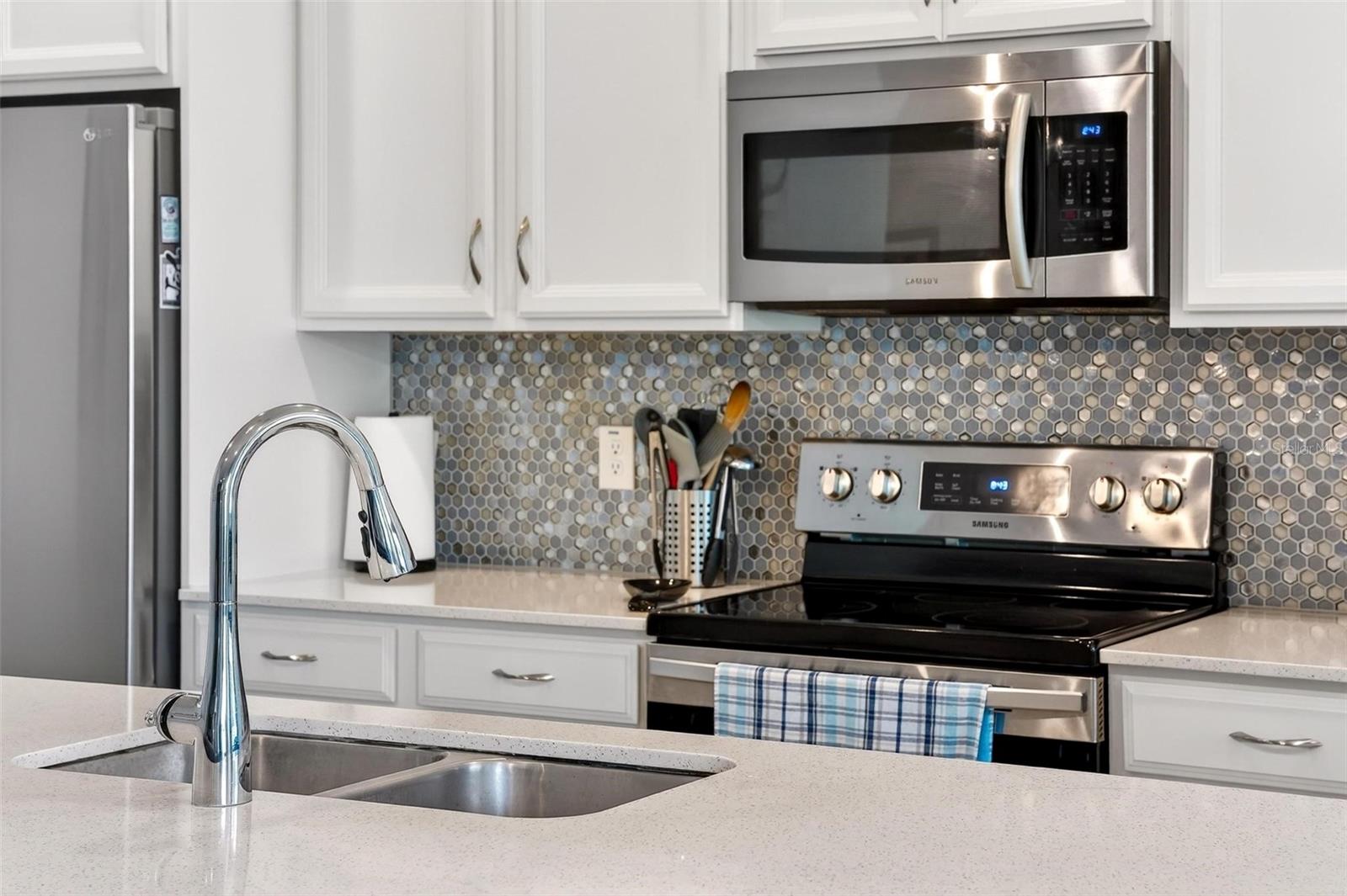 Listing photo id 20 for 887 Lady Bird Lane