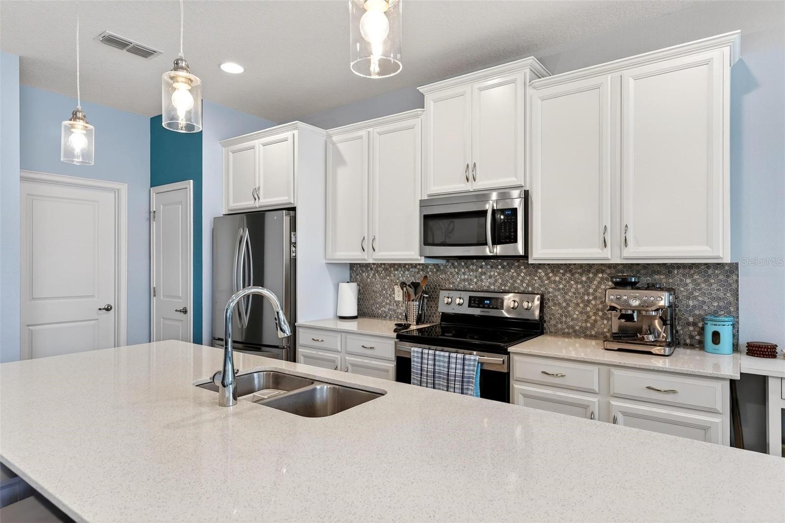 Listing photo id 21 for 887 Lady Bird Lane