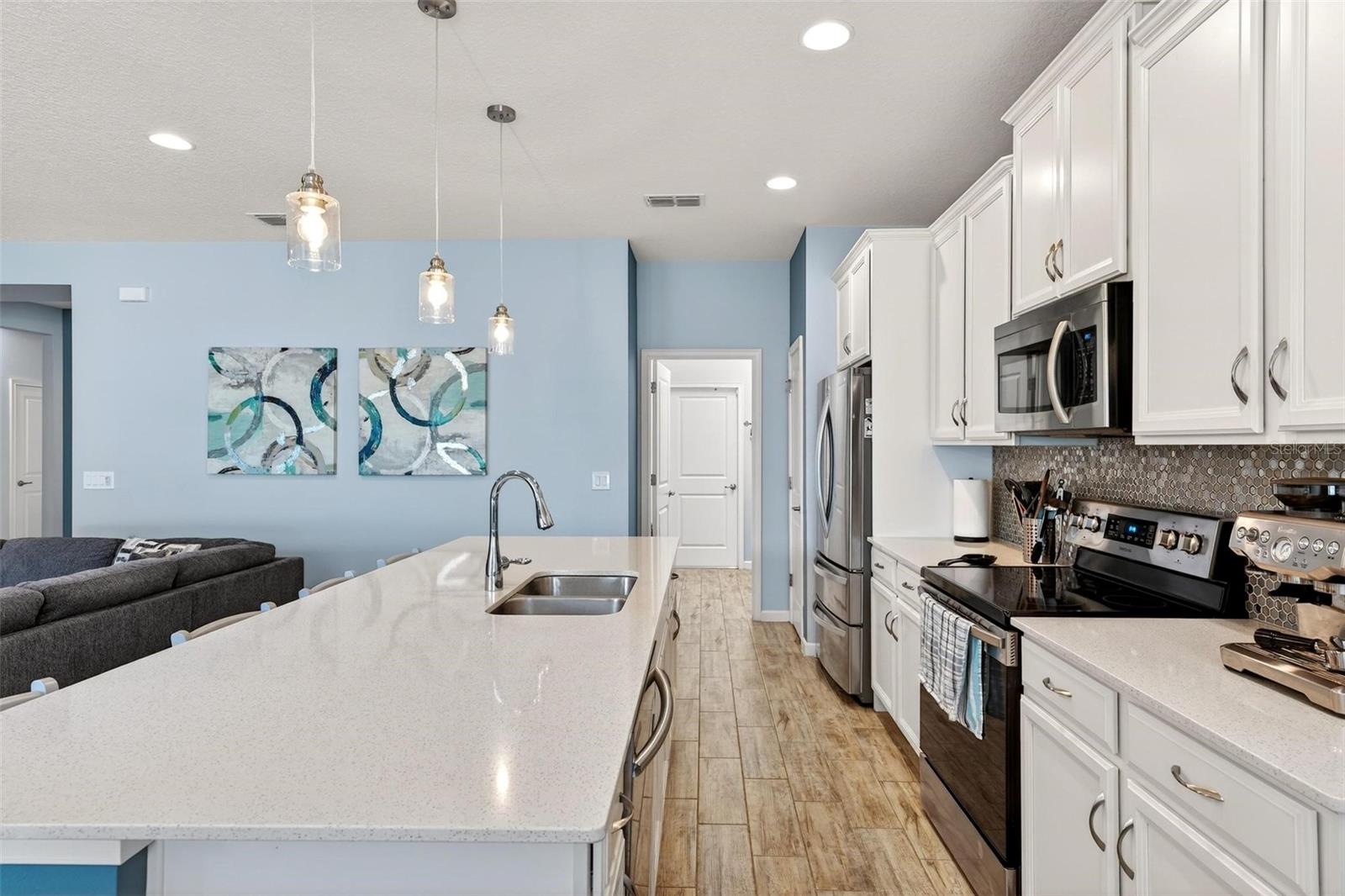 Listing photo id 23 for 887 Lady Bird Lane