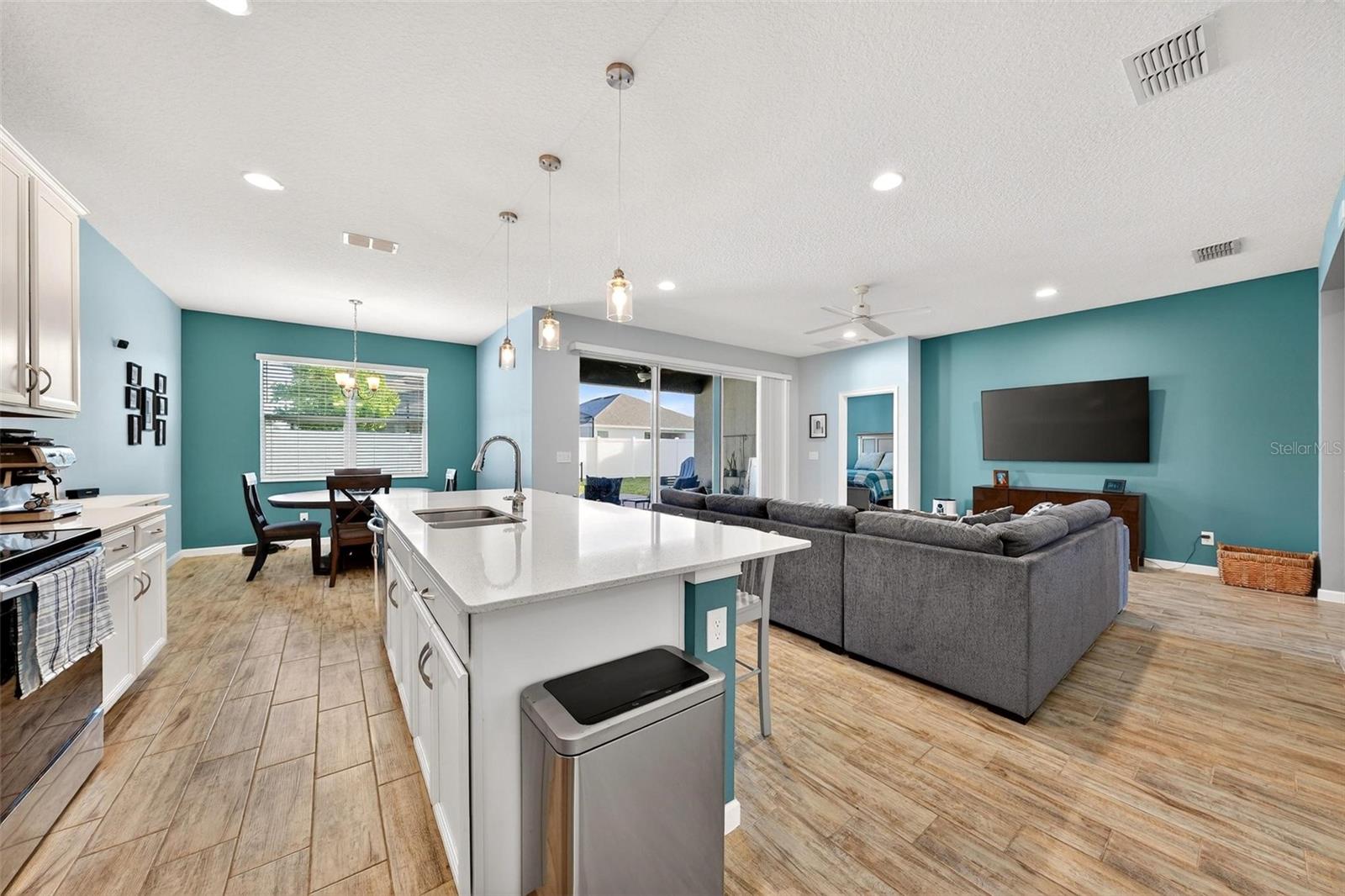 Listing photo id 25 for 887 Lady Bird Lane