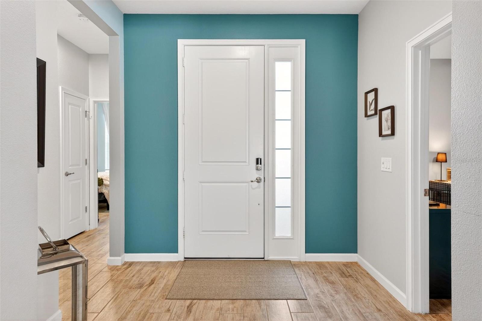 Listing photo id 3 for 887 Lady Bird Lane