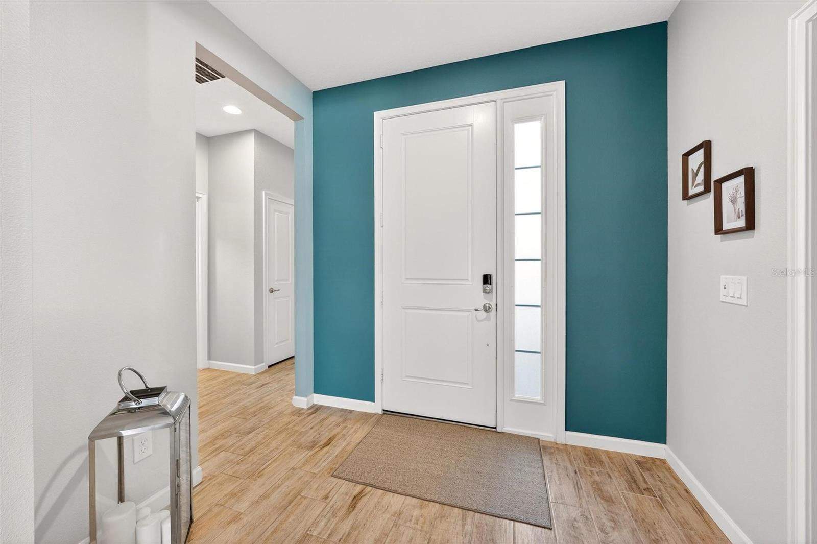 Listing photo id 5 for 887 Lady Bird Lane