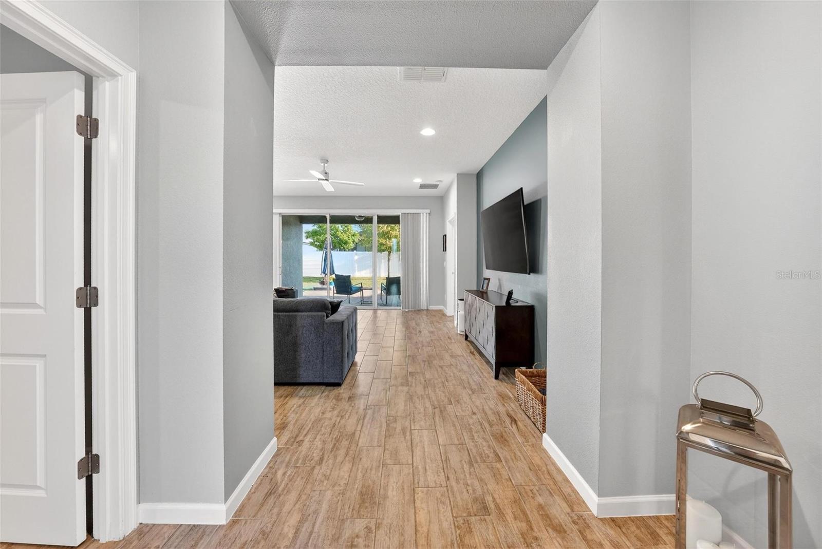 Listing photo id 6 for 887 Lady Bird Lane