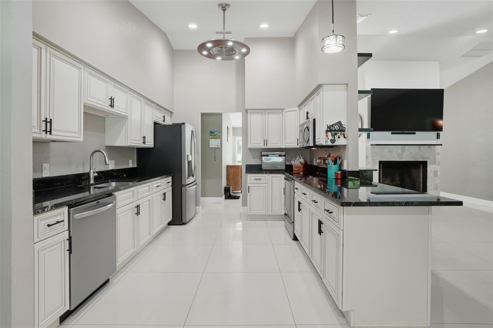 Image 19 of 48 For 130 Bahama Road