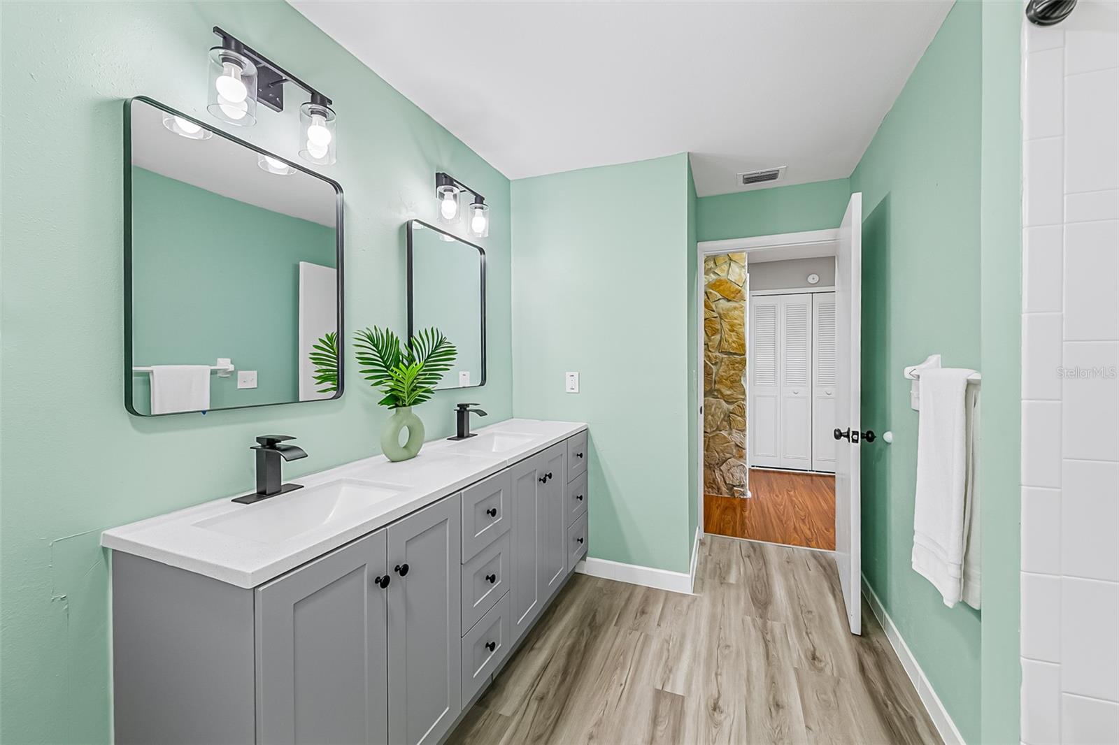 Image 53 of 100 For 150 Lake Destiny Trail