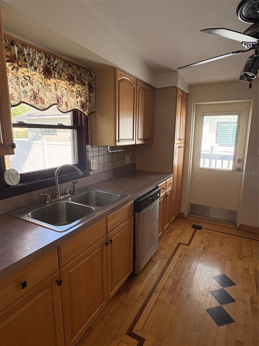 Image 4 of 10 For 1137 Oaks Boulevard