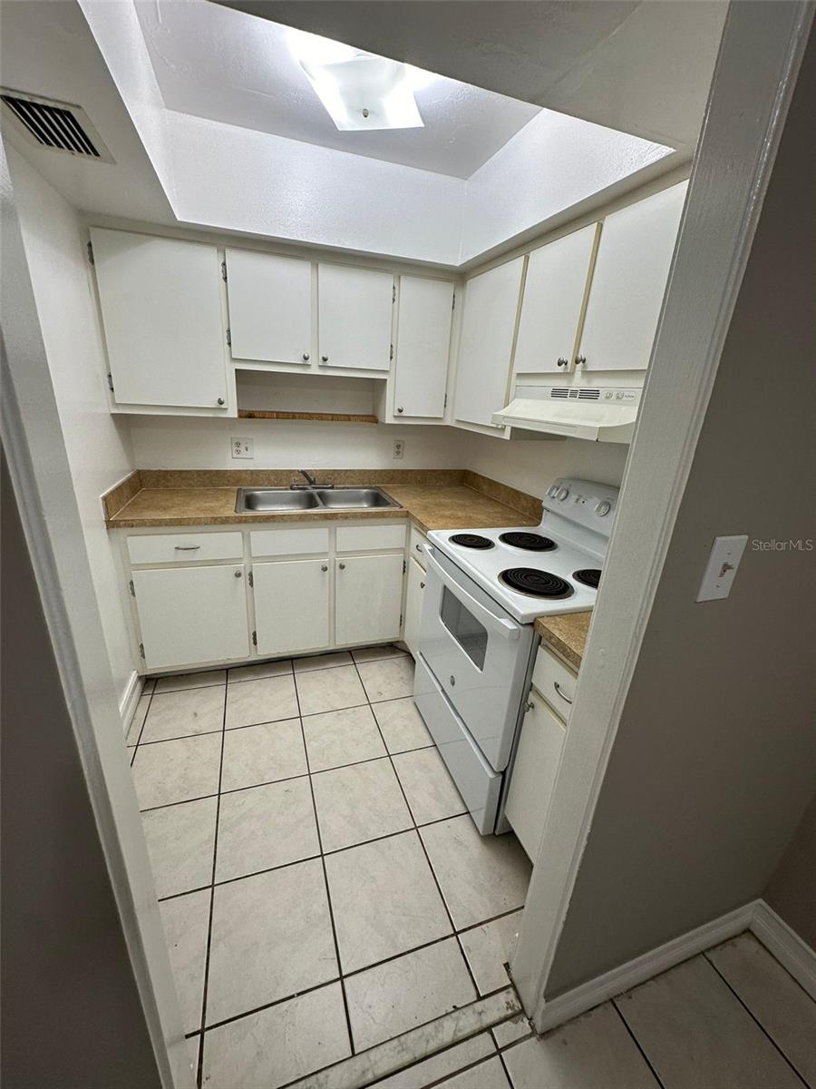 Image 6 of 30 For 1830 Maravilla Avenue 320