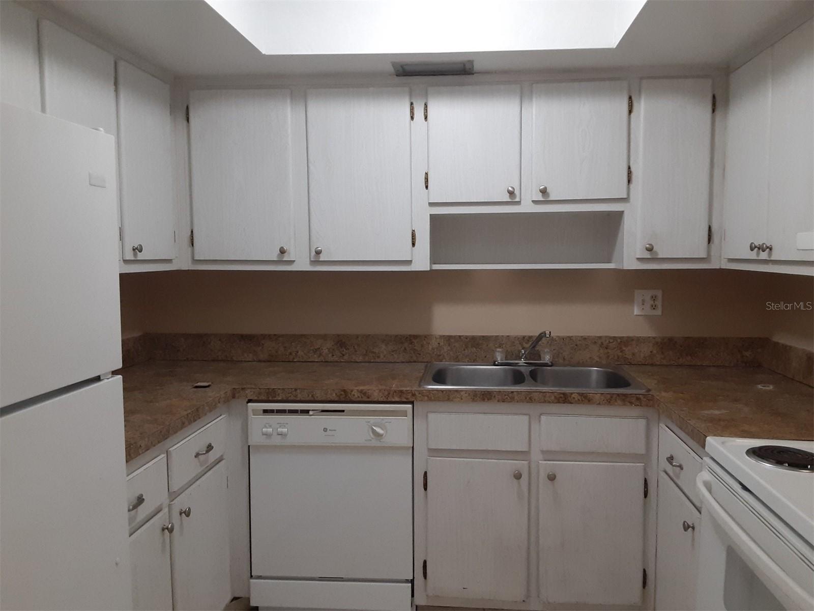 Image 8 of 32 For 1830 Maravilla Avenue 607