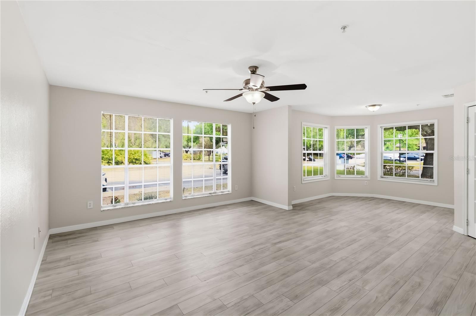 Image 14 of 37 For 995 Northern Dancer Way 105