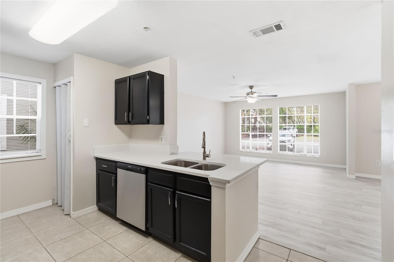 Image 7 of 37 For 995 Northern Dancer Way 105