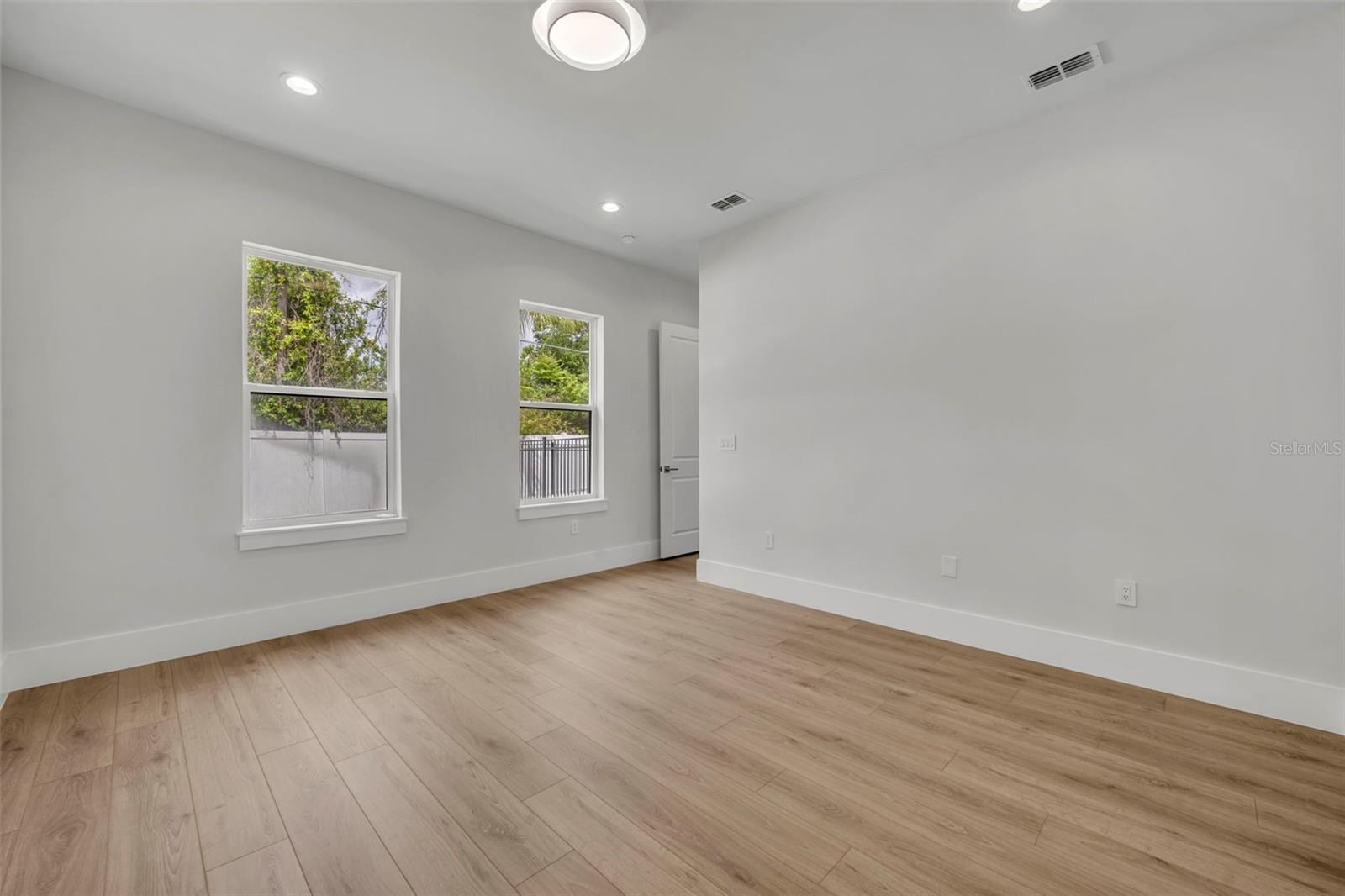 Image 21 of 46 For 102 Bell Place