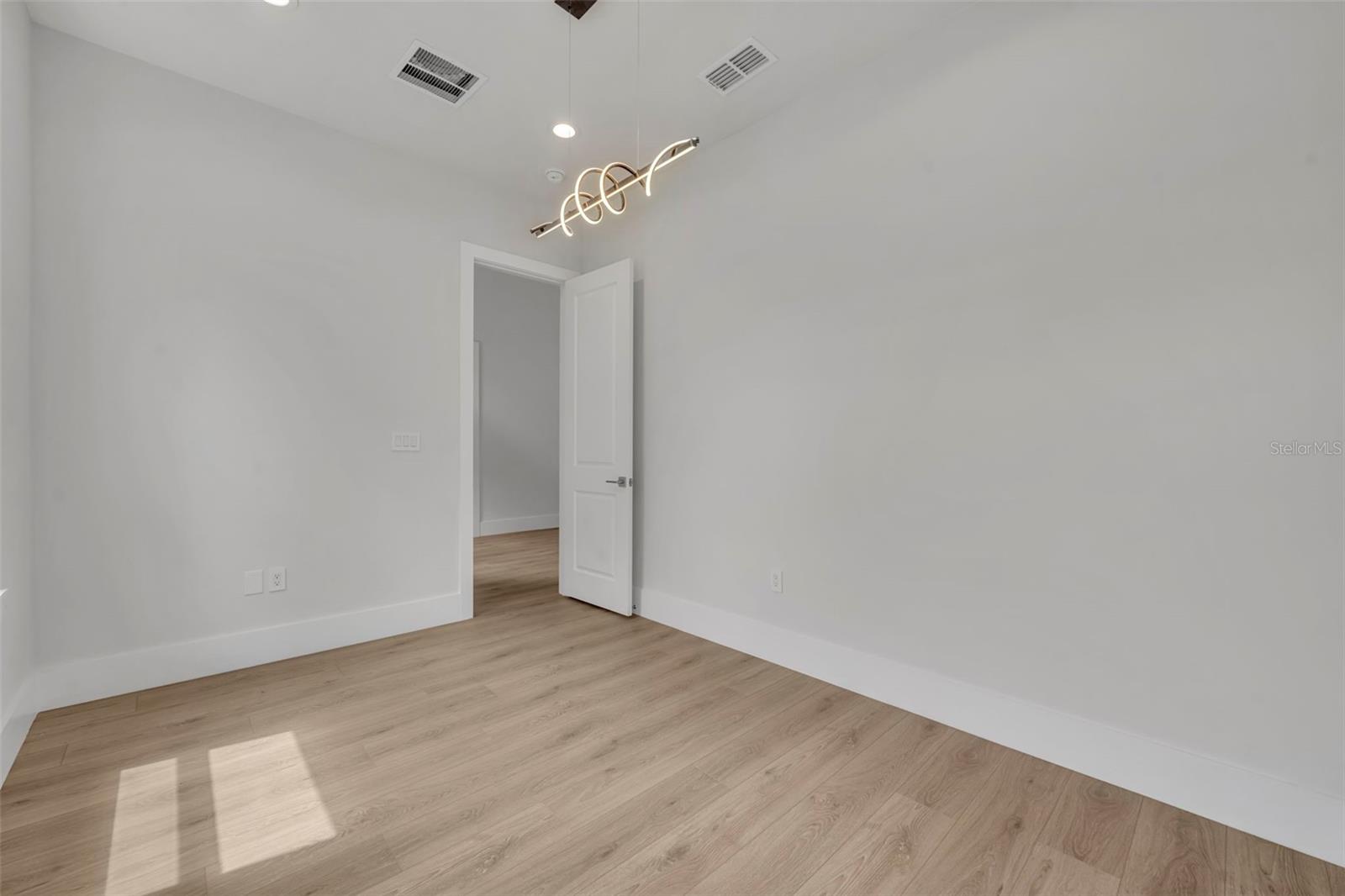 Image 28 of 46 For 102 Bell Place