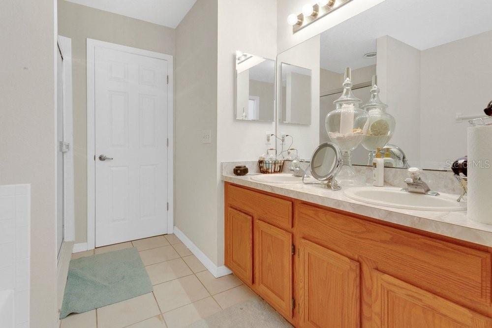 Listing photo id 32 for 3403 Gatlin Place Circle