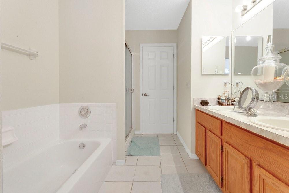 Listing photo id 34 for 3403 Gatlin Place Circle