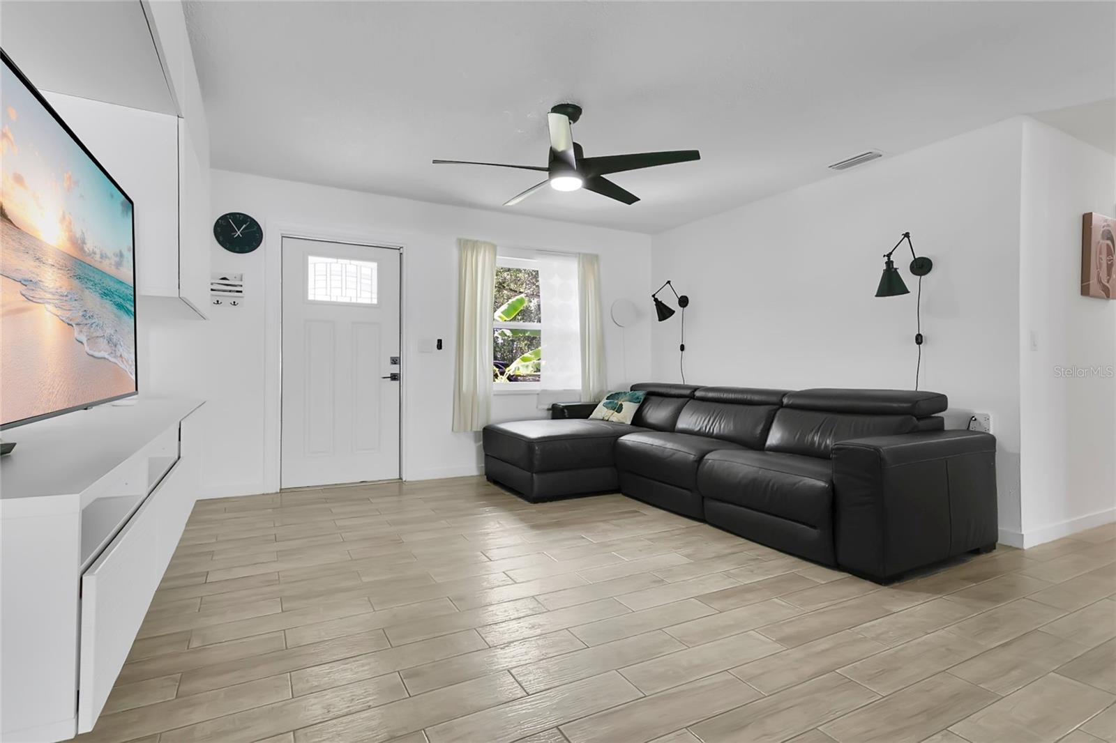 Image 4 of 31 For 851 Darwin Drive