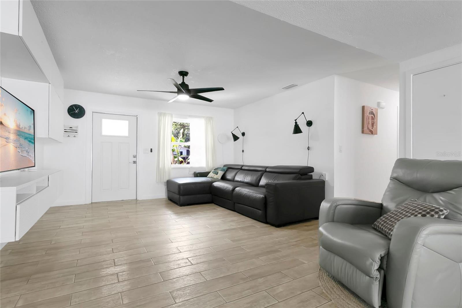 Image 5 of 31 For 851 Darwin Drive