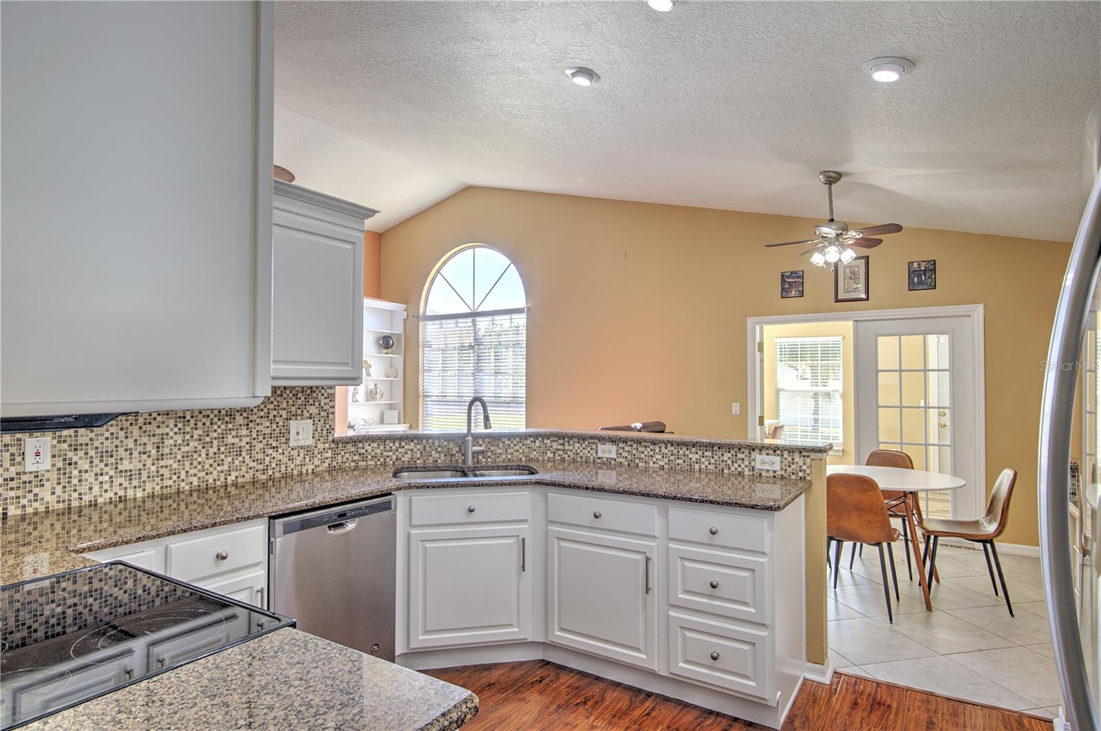 Image 11 of 37 For 684 Yorkshire Drive