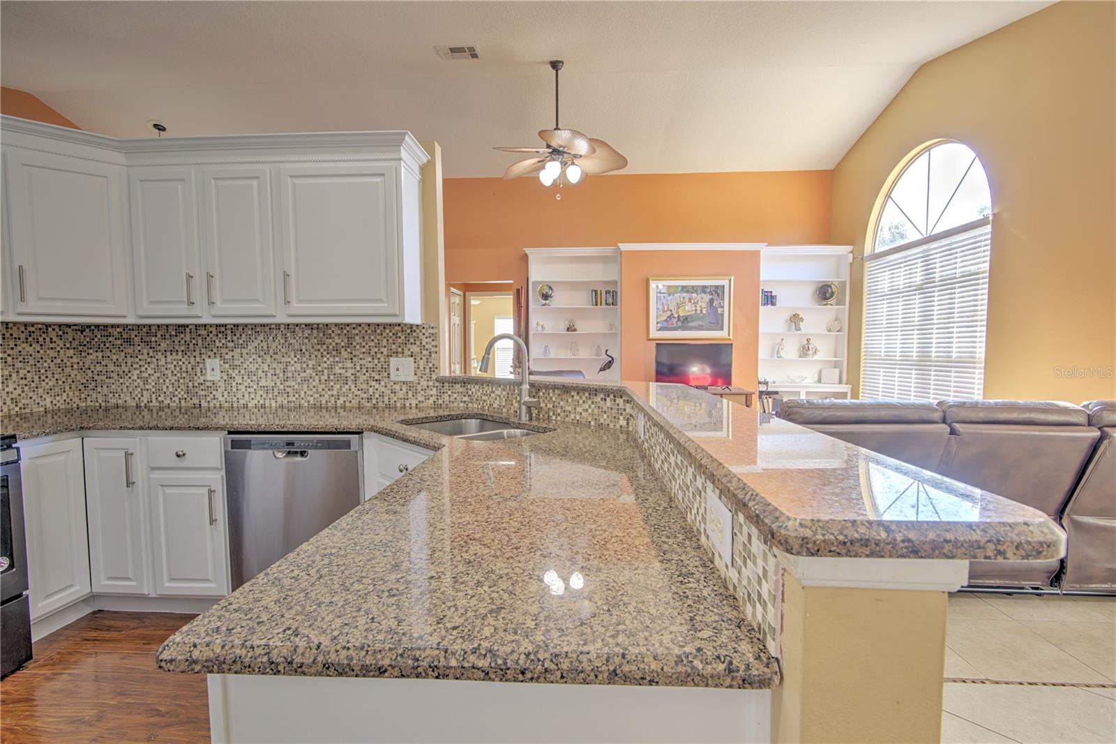 Image 16 of 37 For 684 Yorkshire Drive