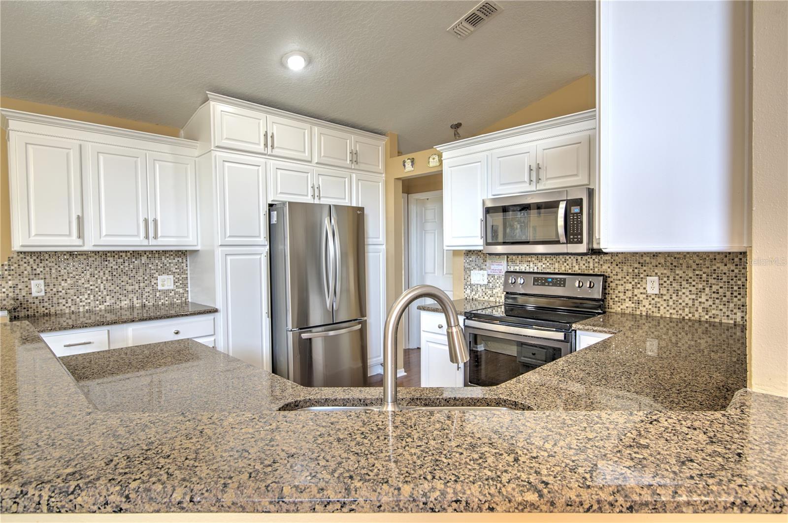 Image 17 of 37 For 684 Yorkshire Drive