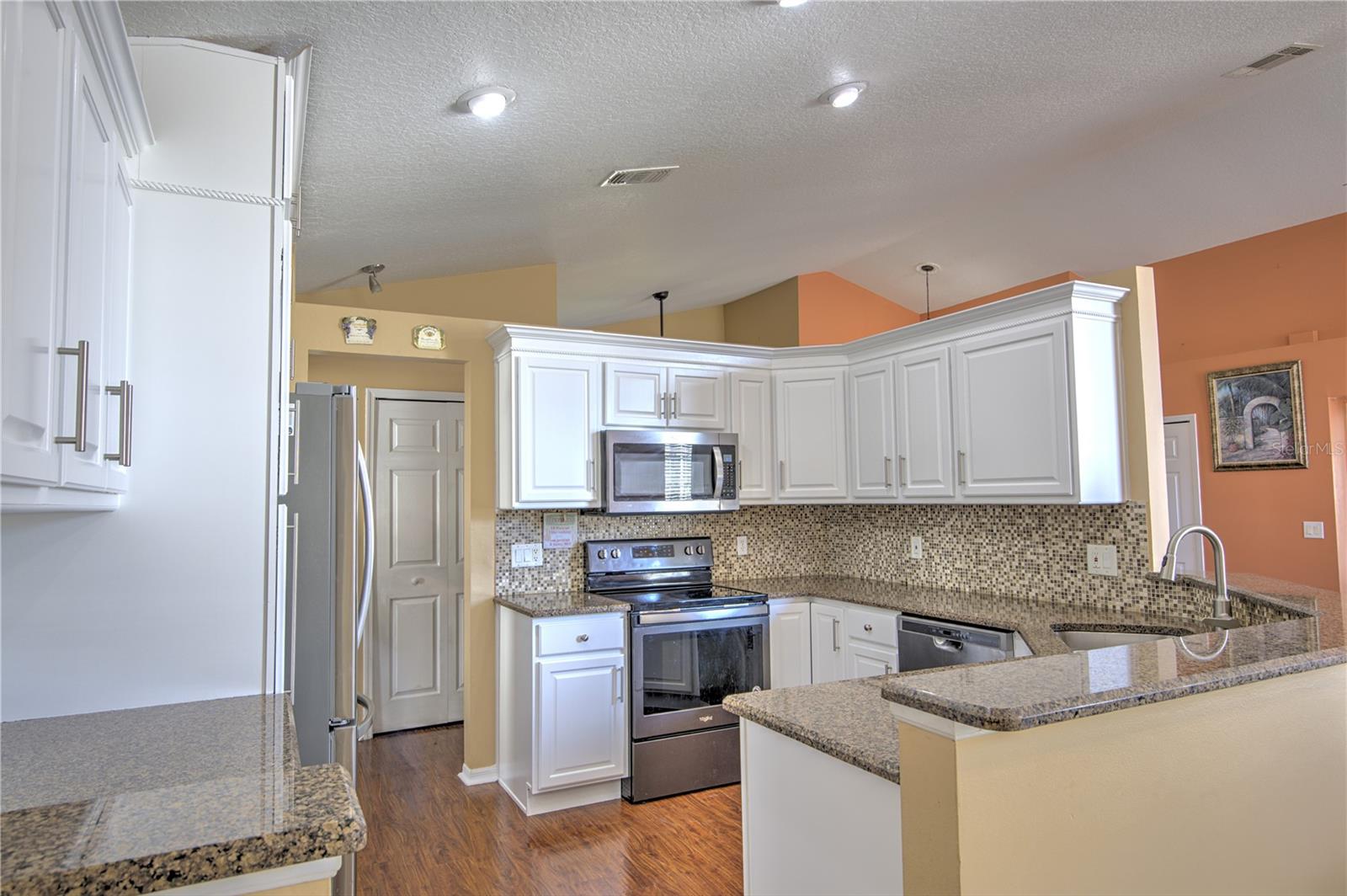 Image 18 of 37 For 684 Yorkshire Drive