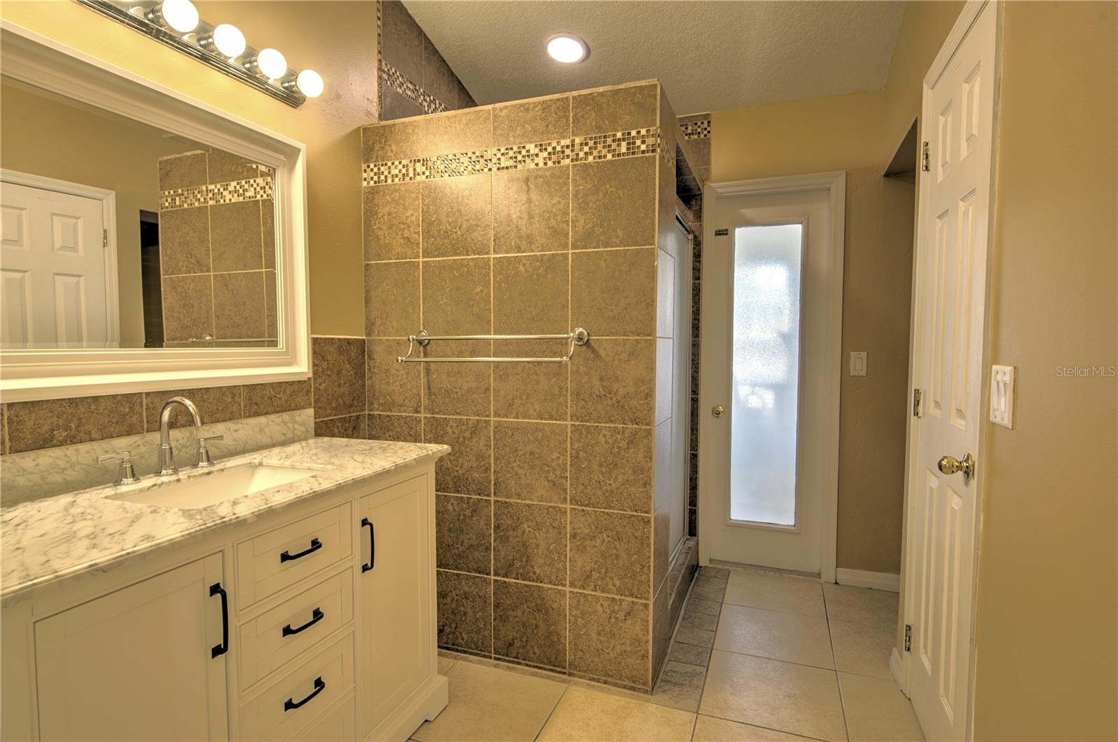 Image 21 of 37 For 684 Yorkshire Drive