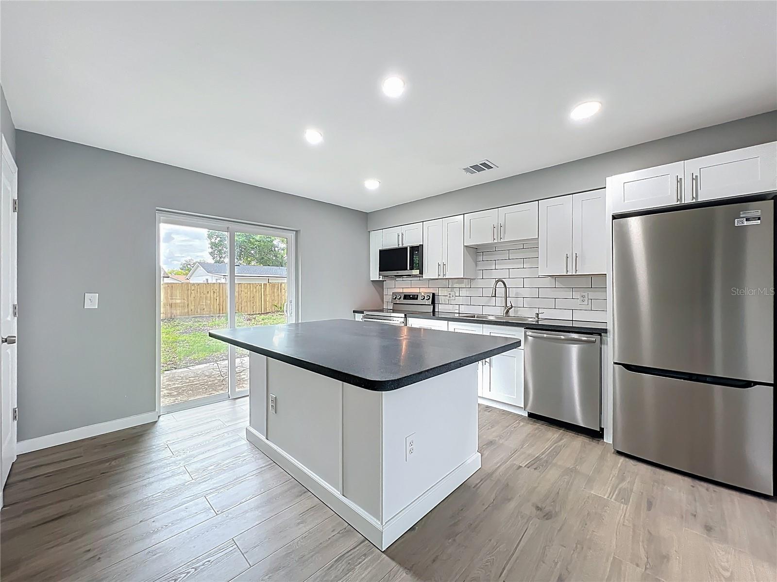 Listing photo id 11 for 6848 Compass Court