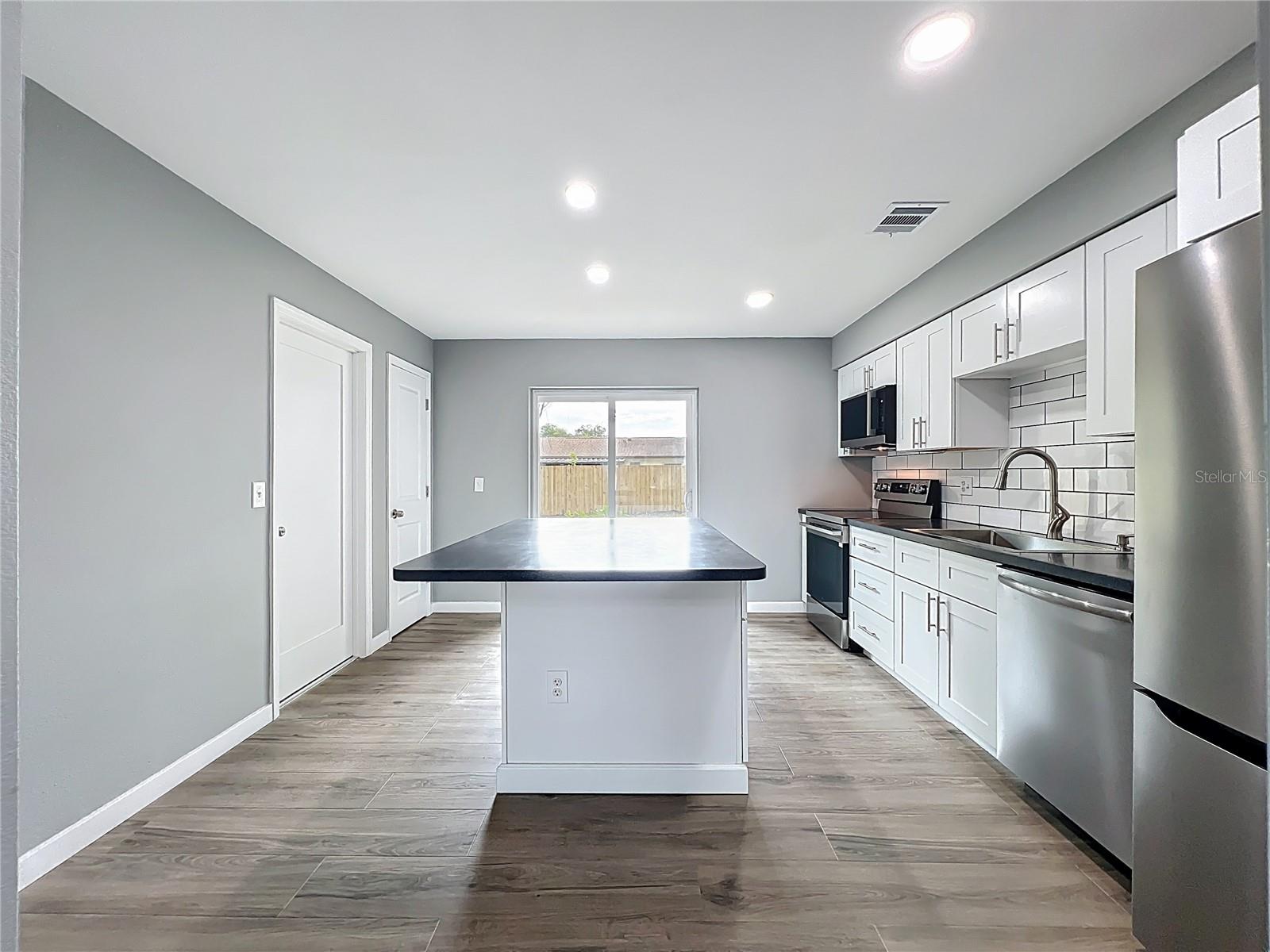 Listing photo id 12 for 6848 Compass Court