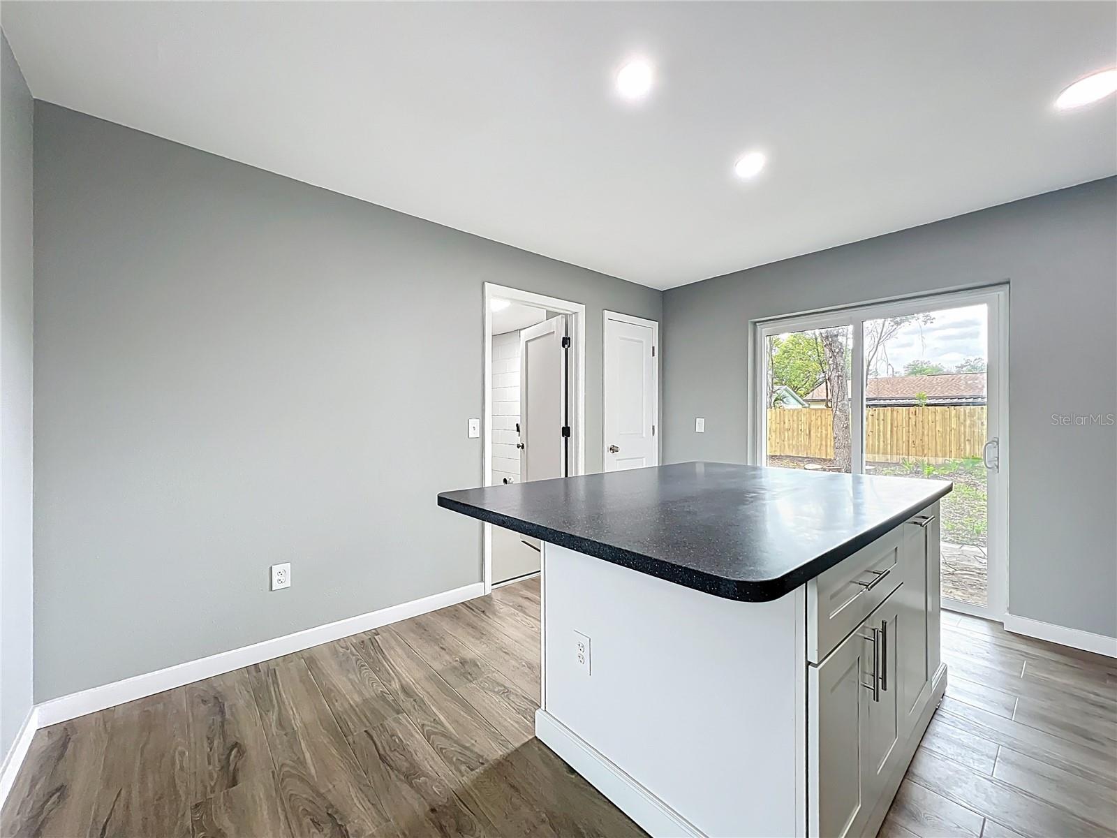 Listing photo id 13 for 6848 Compass Court