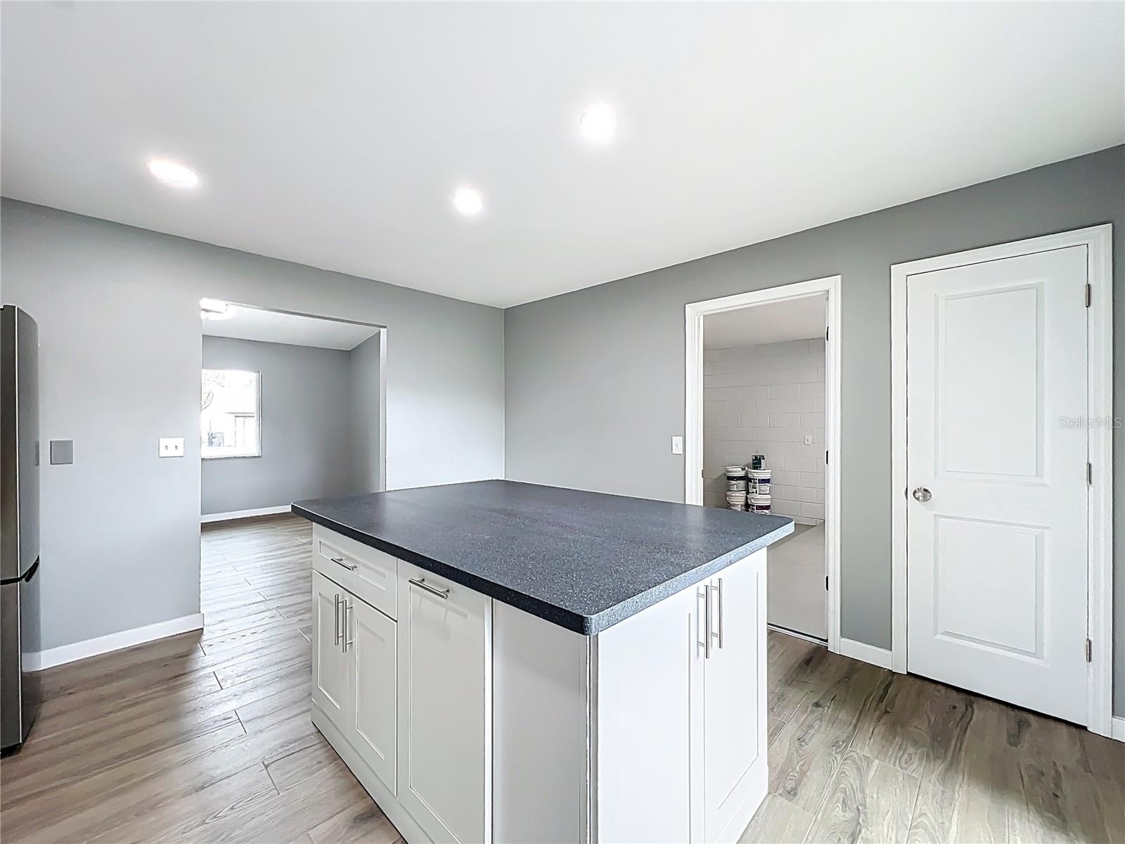 Listing photo id 14 for 6848 Compass Court