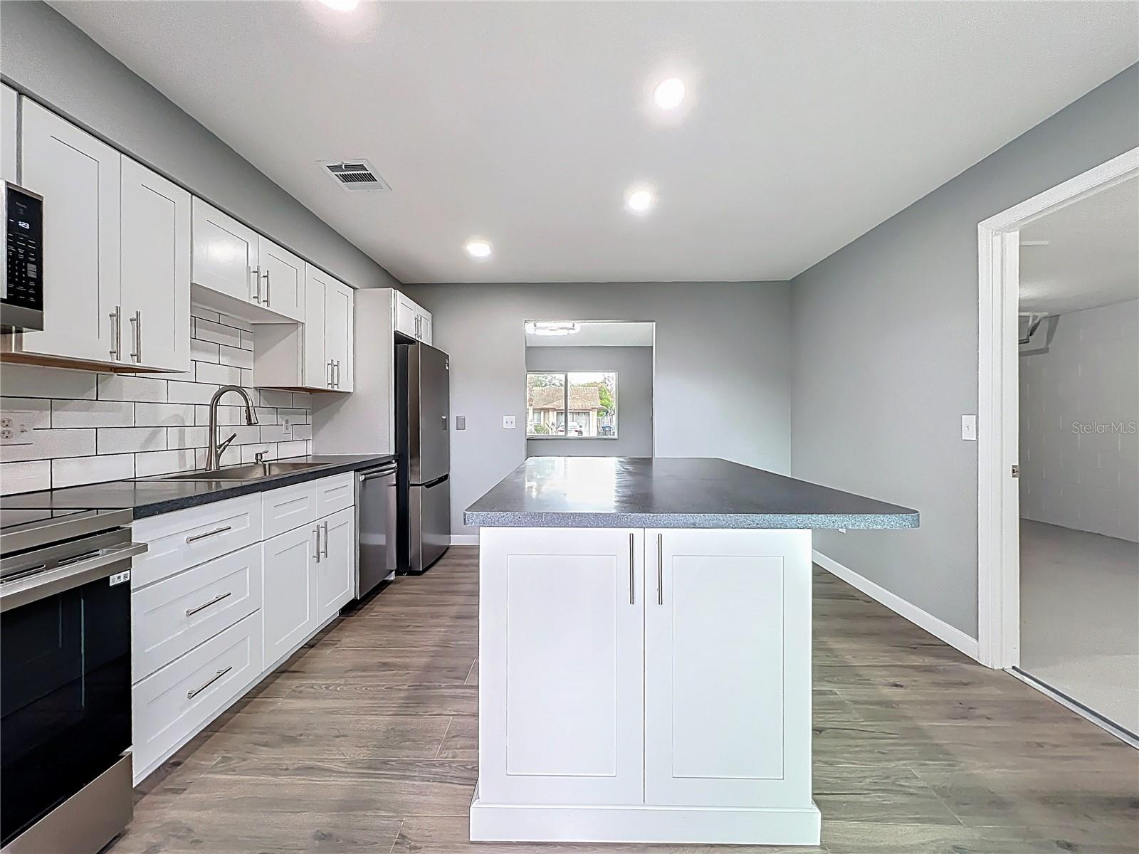 Listing photo id 15 for 6848 Compass Court