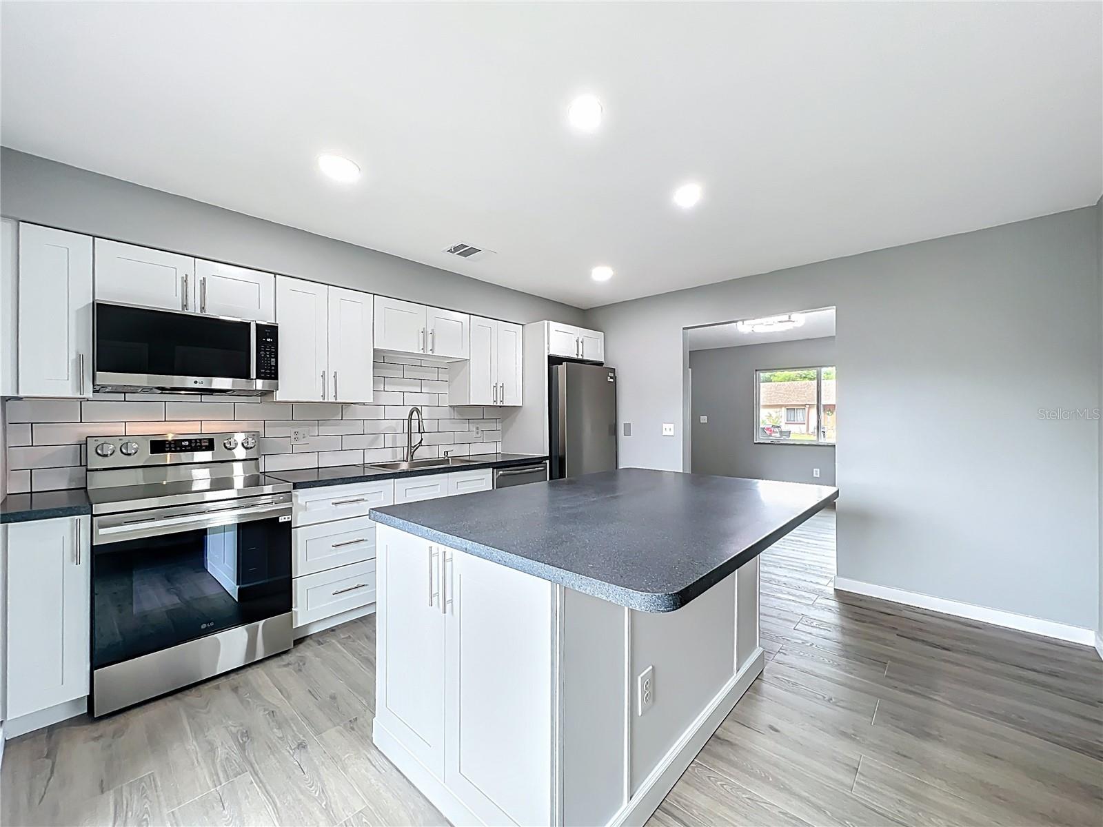 Listing photo id 0 for 6848 Compass Court