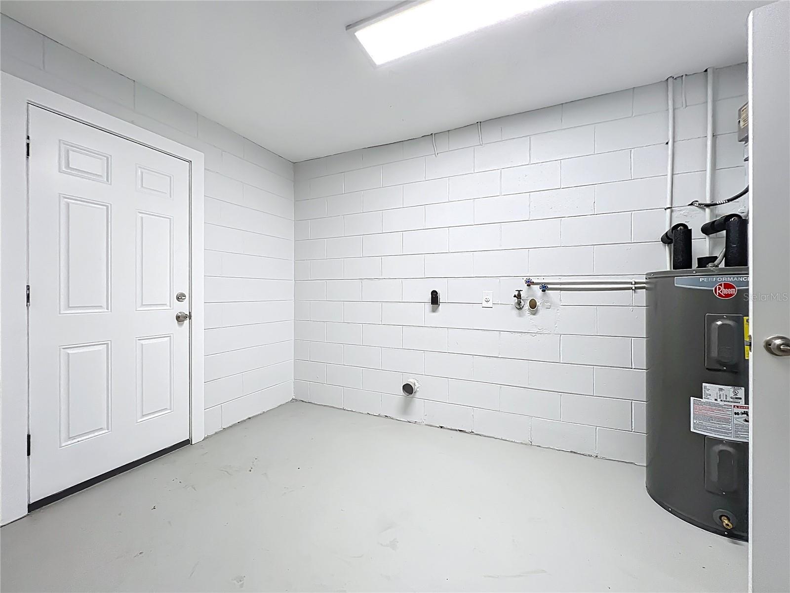 Listing photo id 23 for 6848 Compass Court