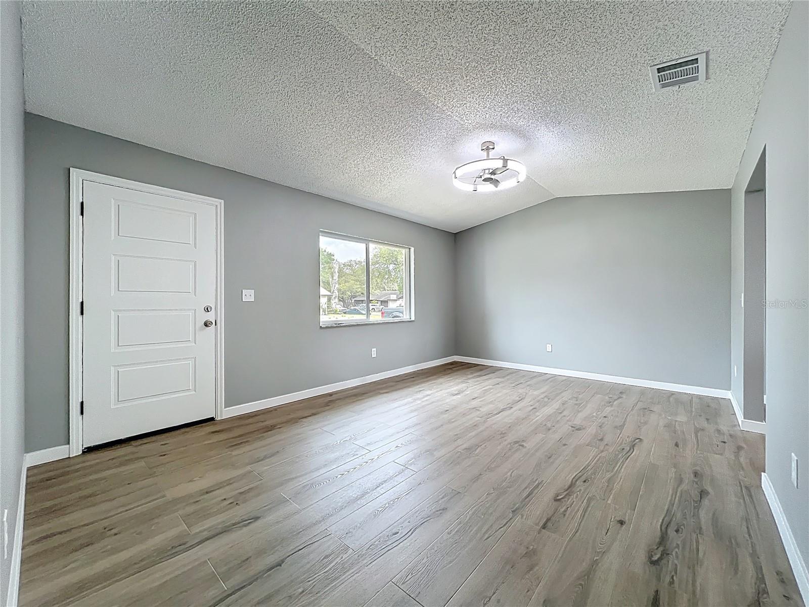 Listing photo id 3 for 6848 Compass Court