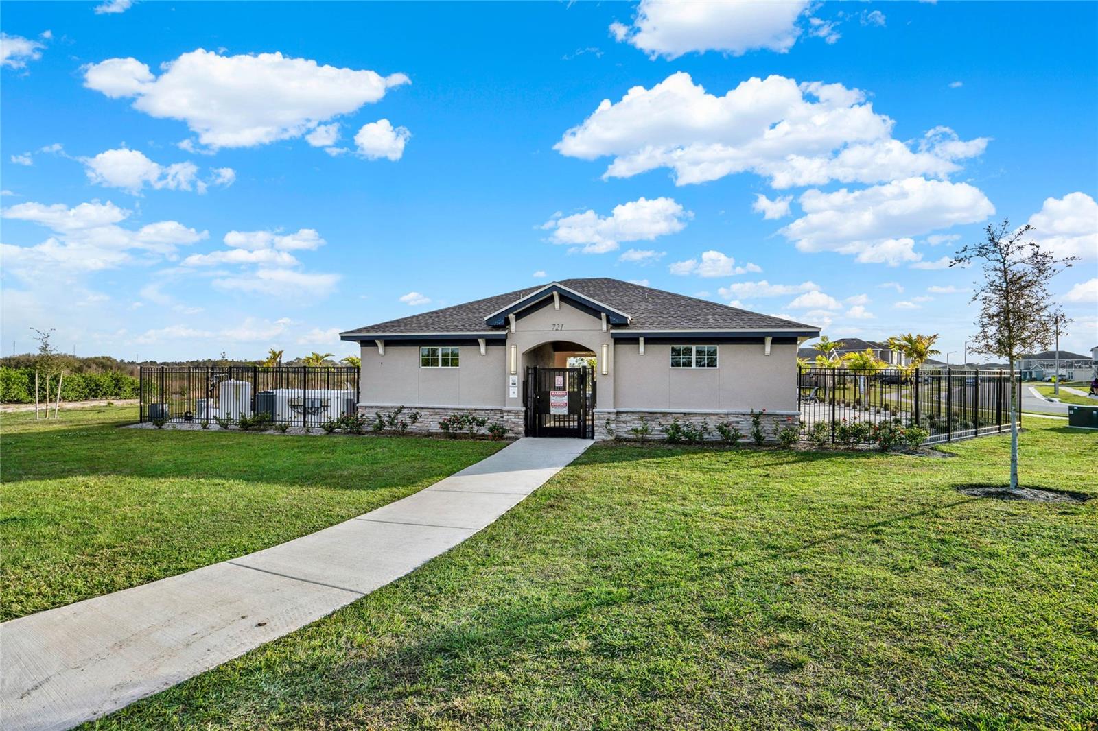 Image 21 of 31 For 1993 Sarah Street