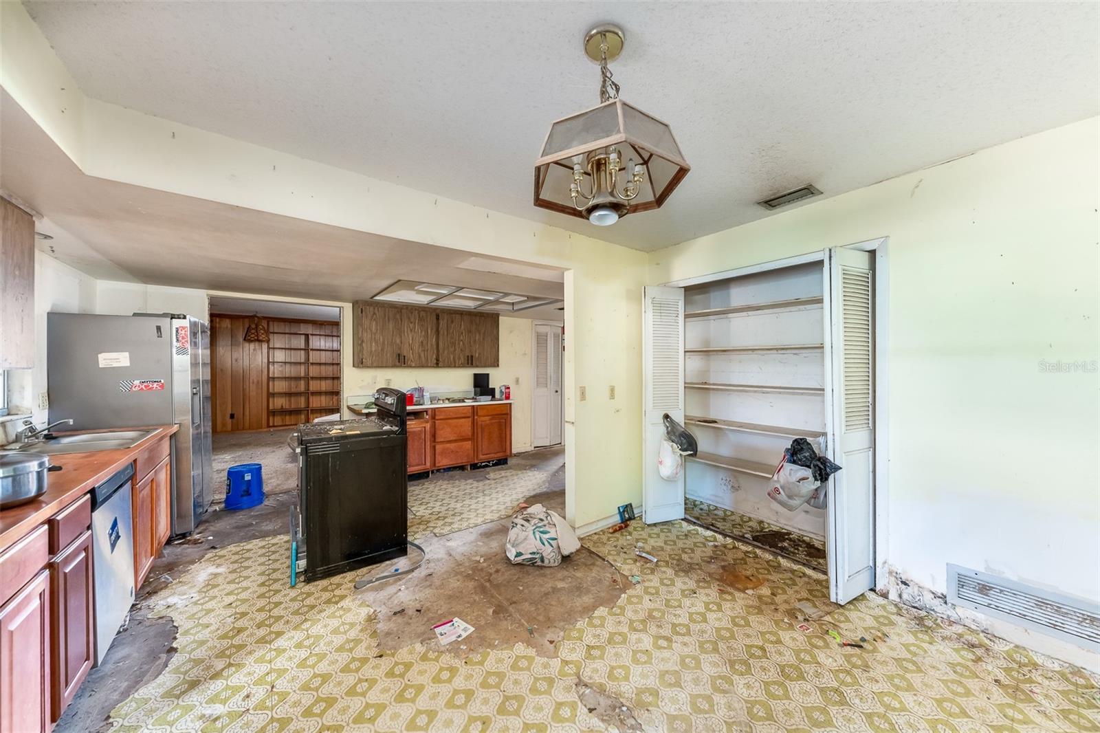 Image 16 of 27 For 136 Glendale Drive