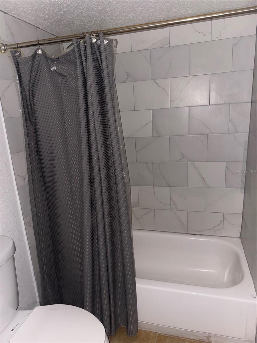 Image 13 of 24 For 900 Lake Destiny Road B