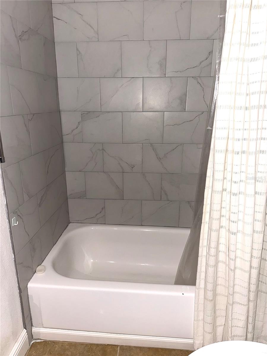 Image 20 of 24 For 900 Lake Destiny Road B