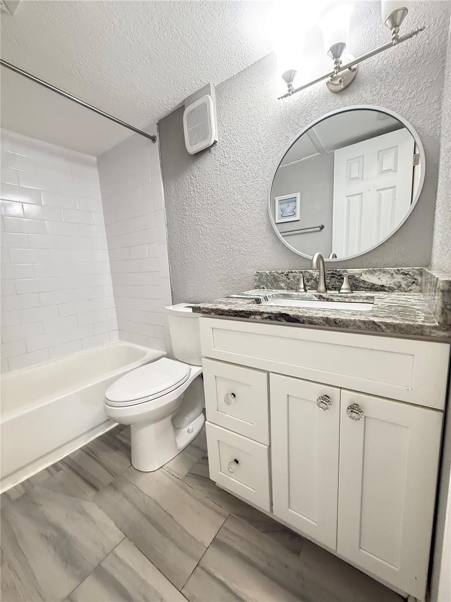 Image 10 of 21 For 950 Lake Destiny Road B