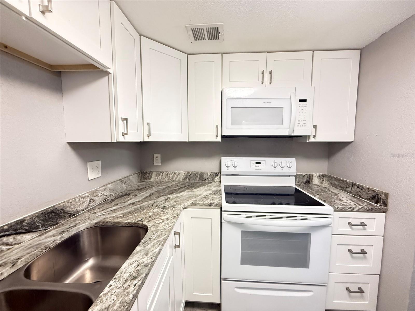 Image 2 of 21 For 950 Lake Destiny Road B