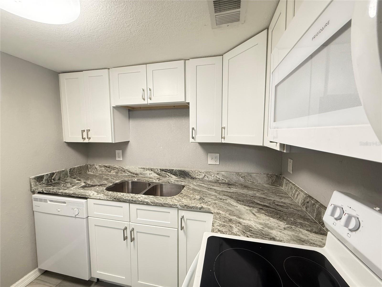 Image 3 of 21 For 950 Lake Destiny Road B