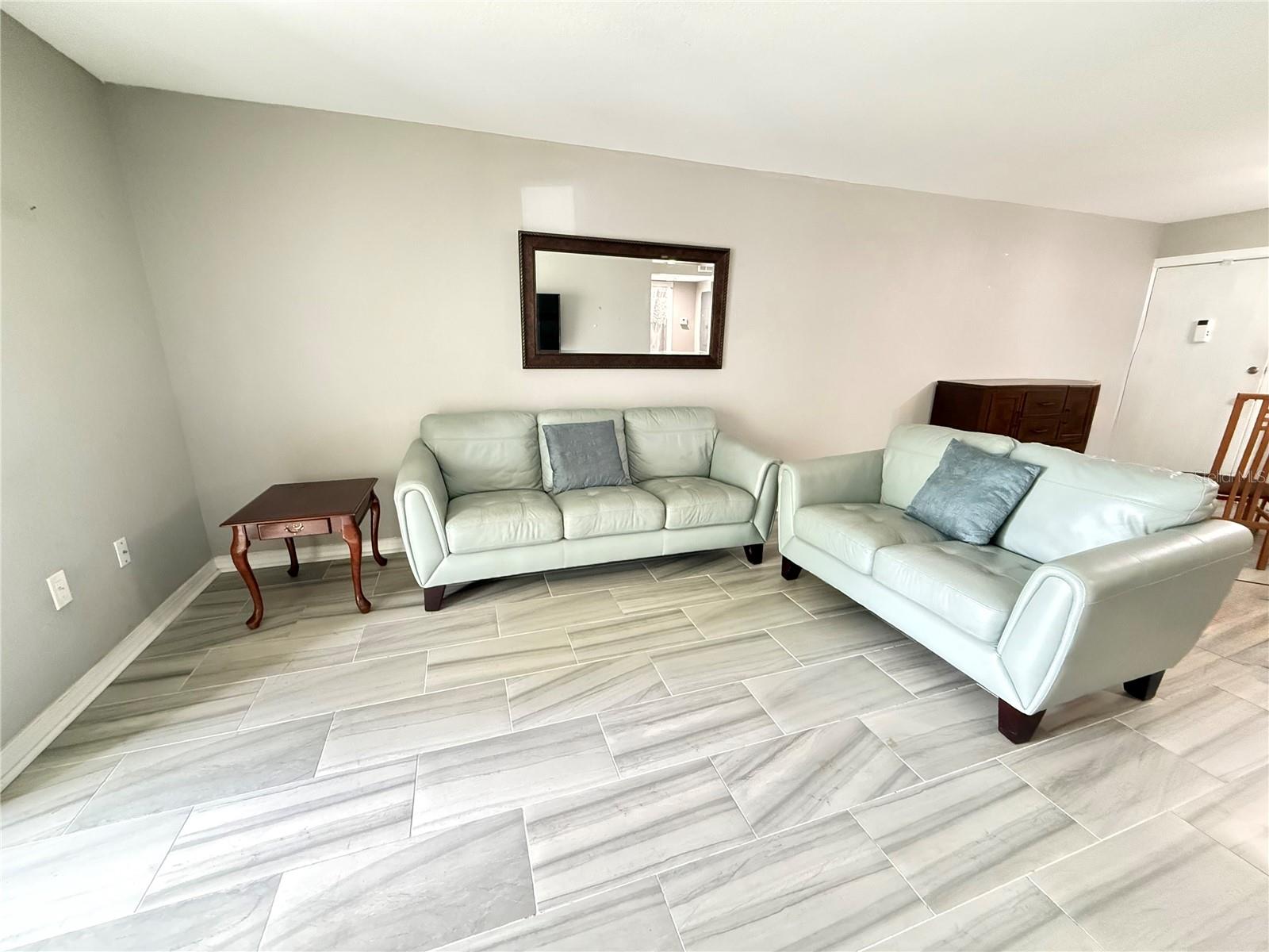 Image 4 of 21 For 950 Lake Destiny Road B