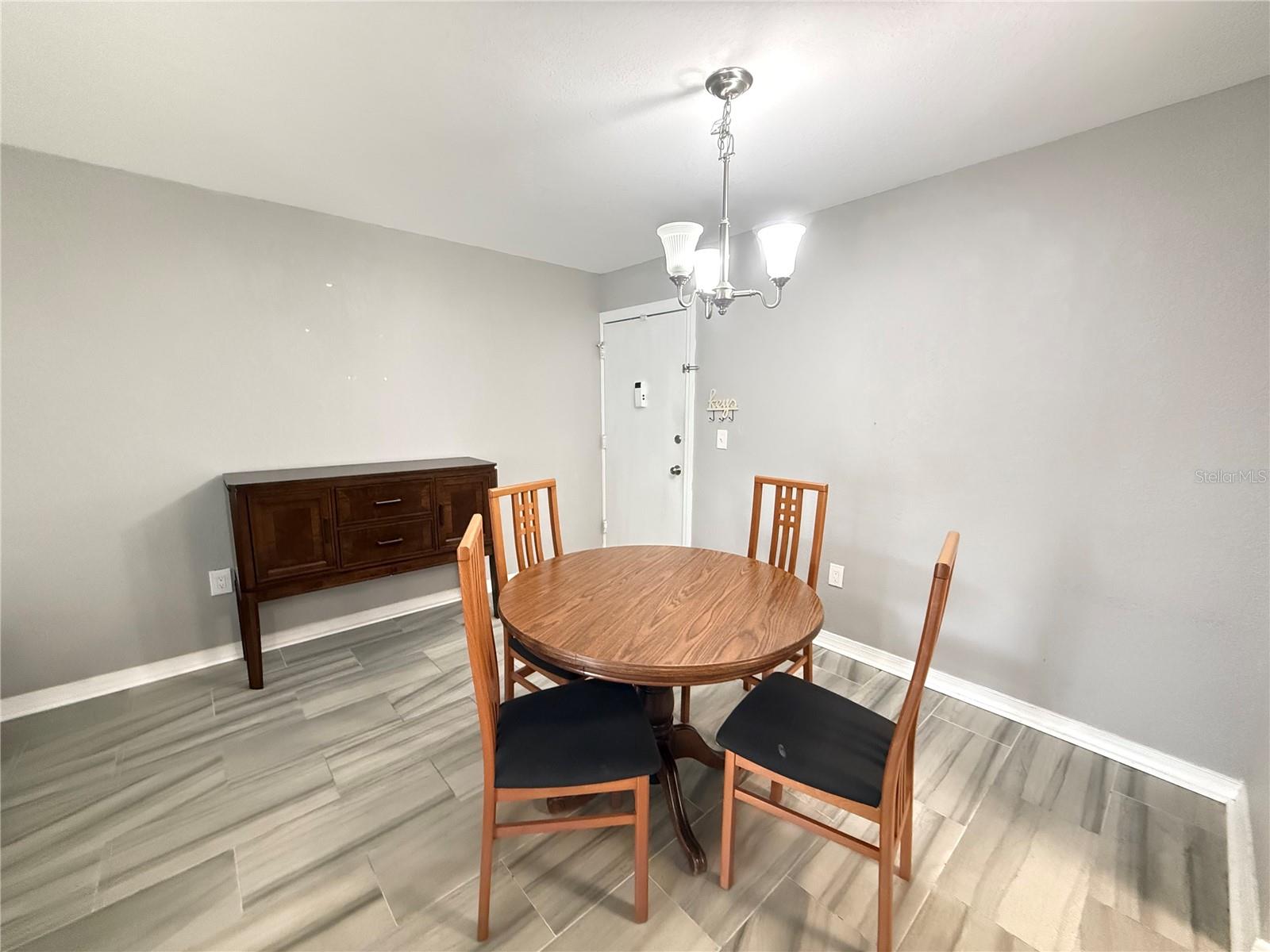 Image 5 of 21 For 950 Lake Destiny Road B